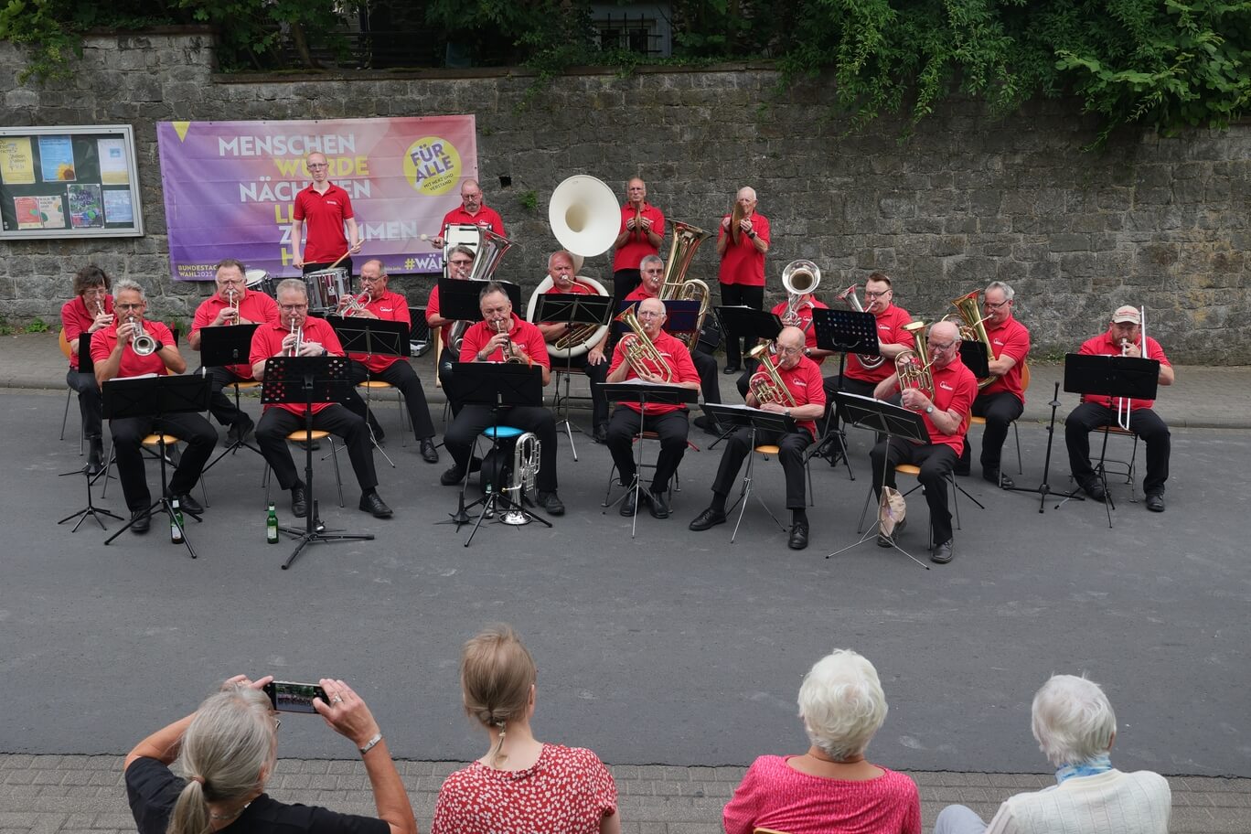 Die 74er-Formation des Musikcorps spielte zum Ständchen auf