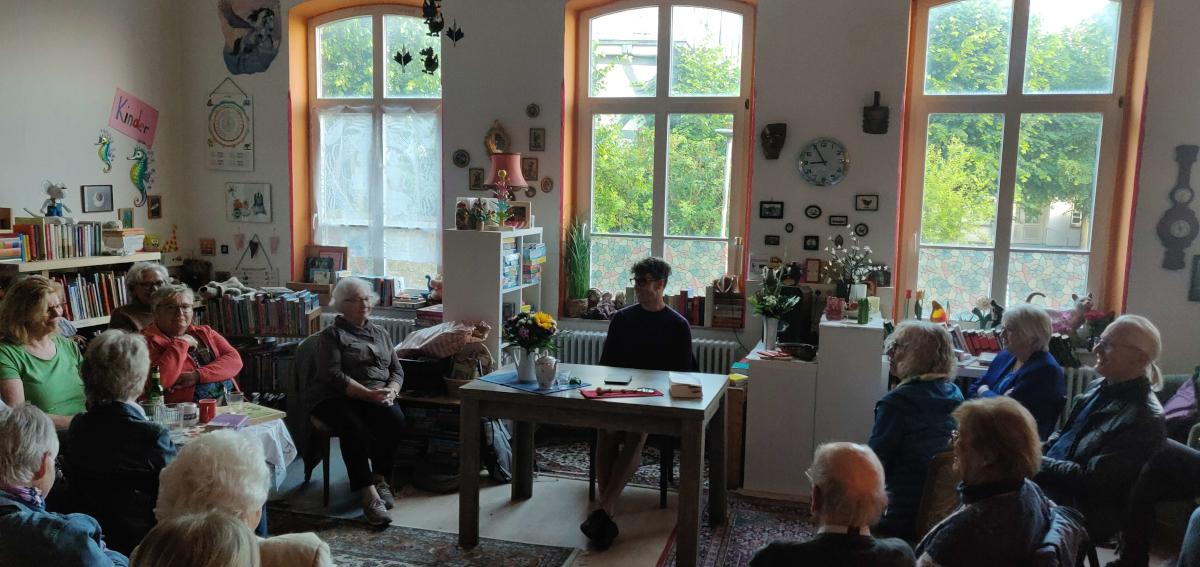 Autor Mario Arnold vor Publikum