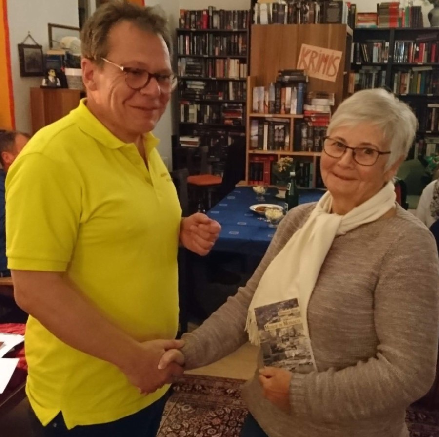 Hermann Henn mit der glücklichen Krimiquiz-Gewinnerin