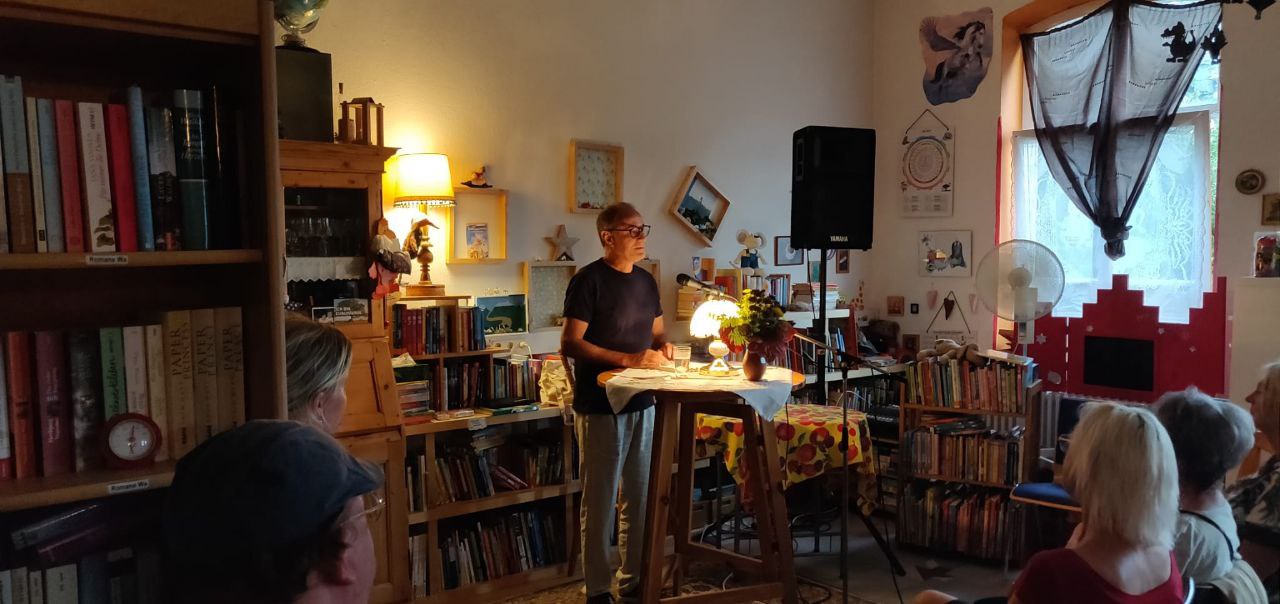 Autor Andreas Helm vor Publikum