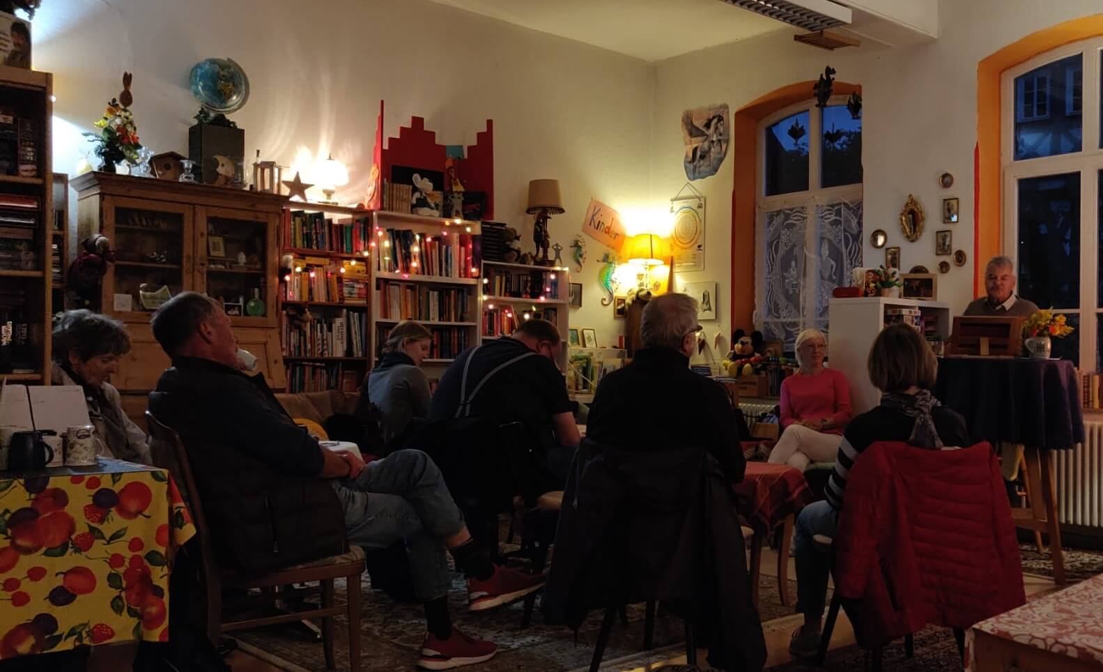 Blick auf Zuhörer:innen und Emmi Maier-Dilmac mit Michael Endter