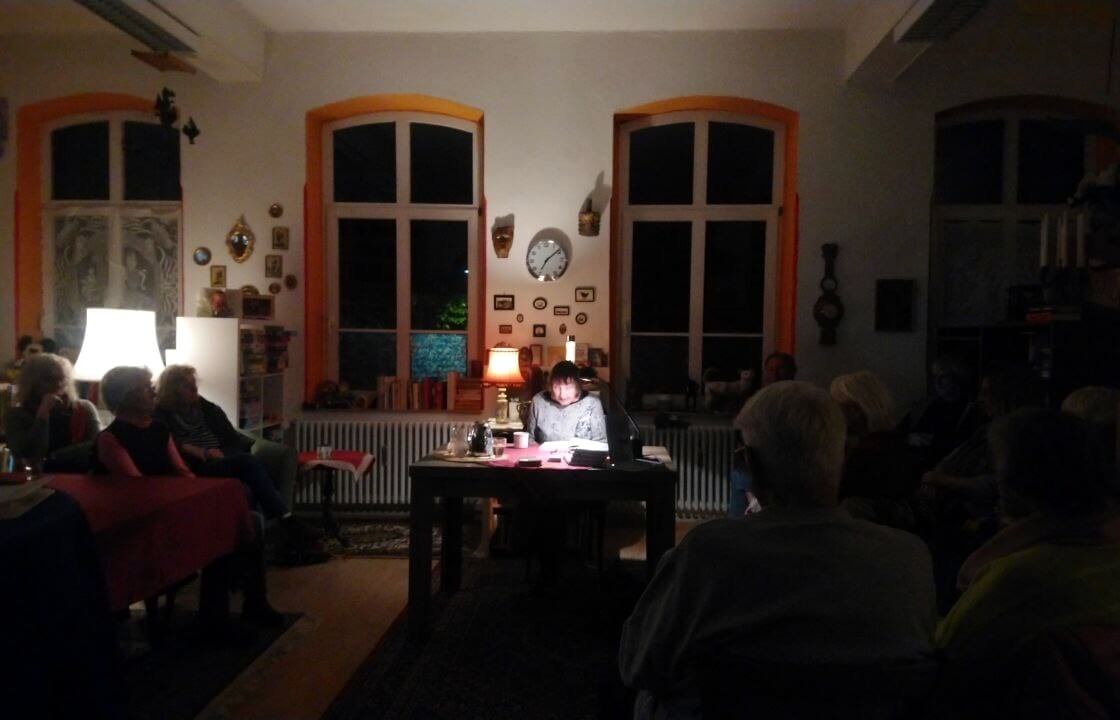 Die Autorin Gertraud Barthel während der Lesung