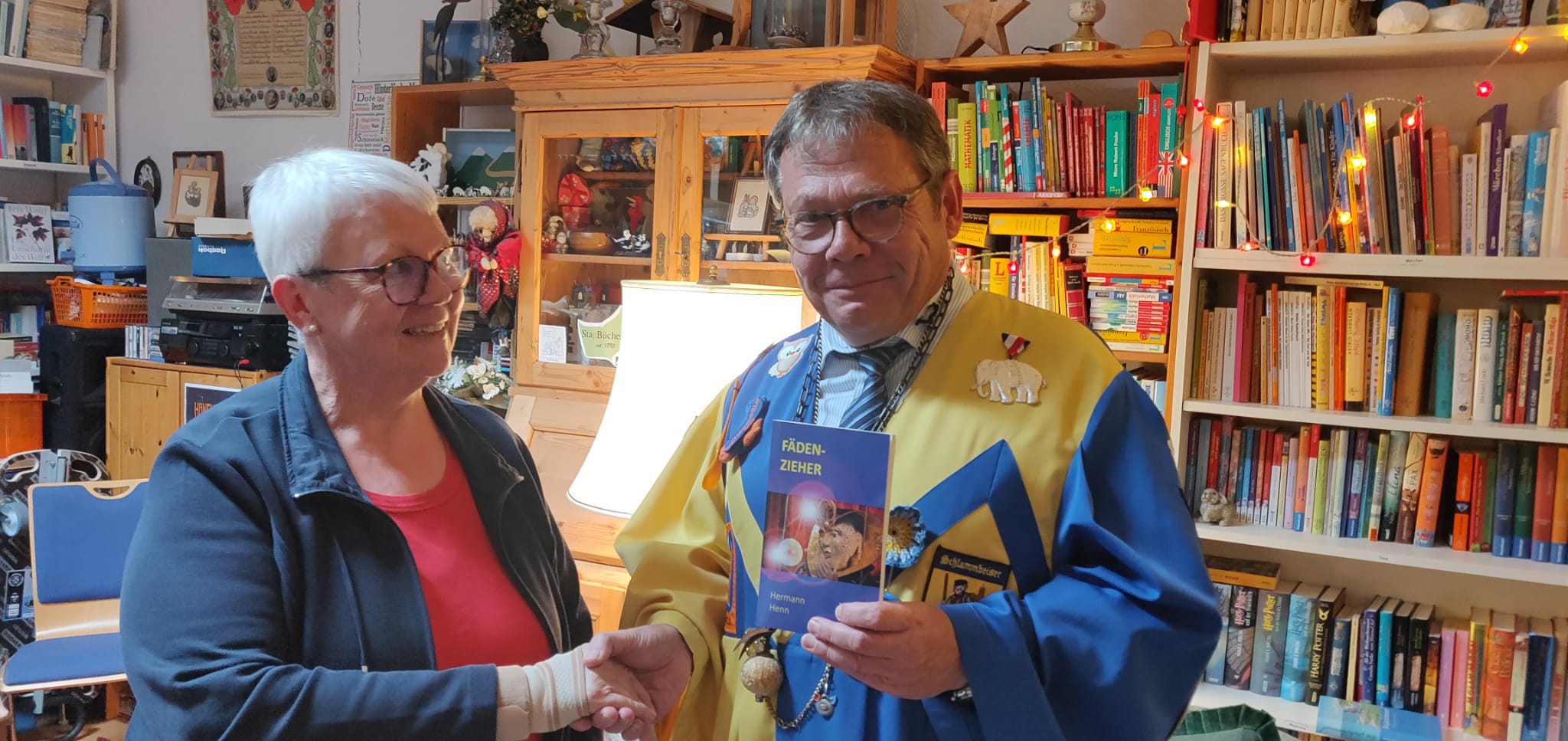 Die Gewinnerin des Zweiten Lindener Krimiquiz, Margit Kraushaar, bei der Preisübergabe mit dem Autor