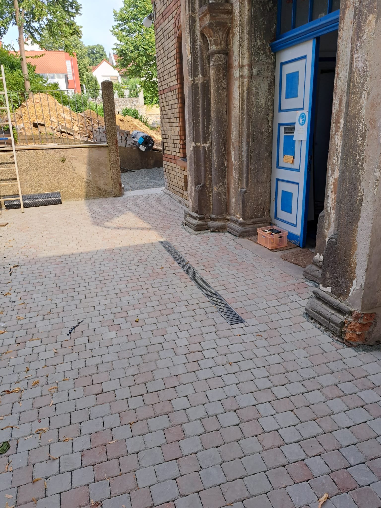Blick in den neu gepflasterten Hof
