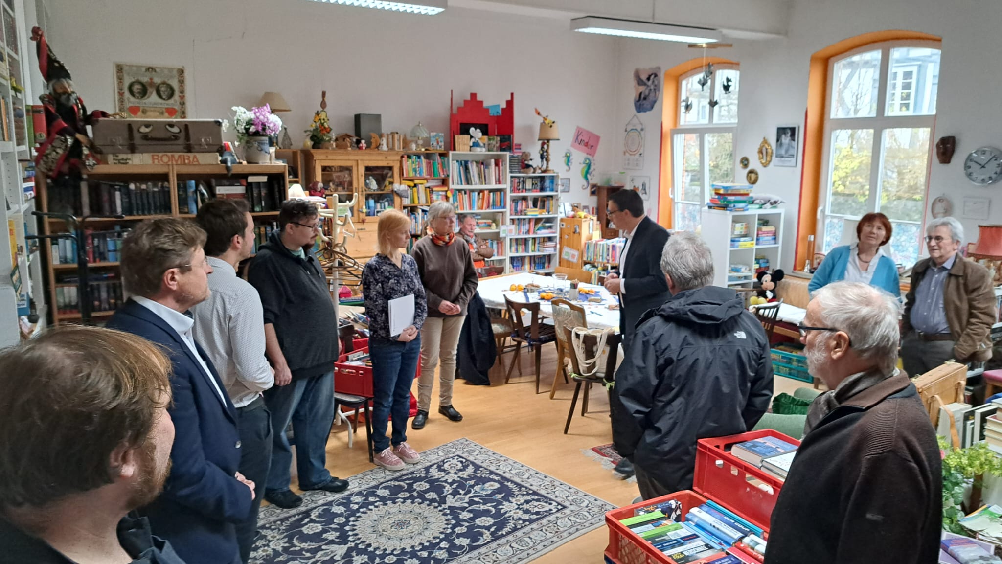 Gruppenfoto mit StattBücherei Ehrenamtlichen und Besuch