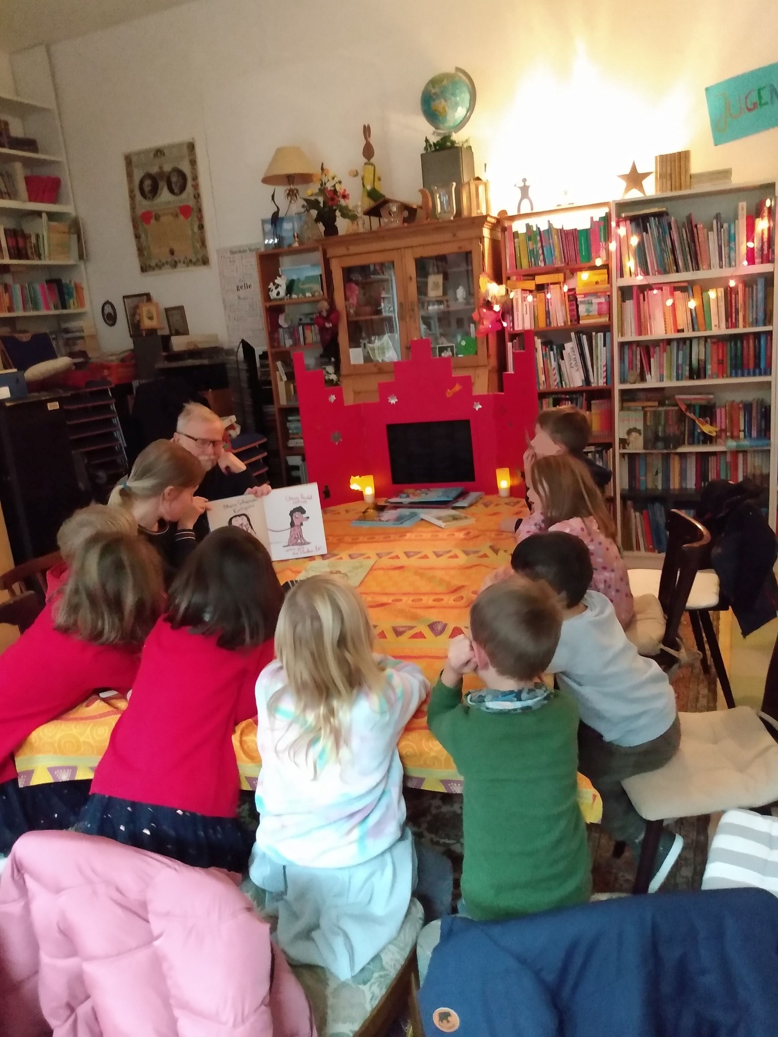 Christoph Geist und Ida Weigand mit den Vorschulkindern des Ev. Kindergarten Leihgestern